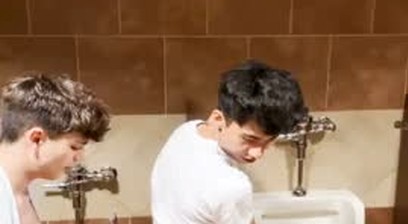 Jovencitos en celo, dandose duro a escondidas en un baño público