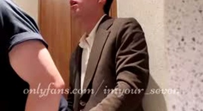 大屌騷0在廁所打槍被發現,但這次居然當1,被路人要求幹他