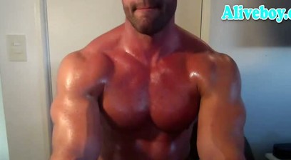 muscular hunk from United Kingdom wanks on webcam