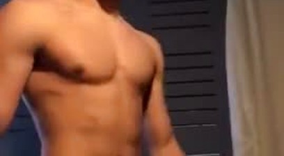 Ginasta gostoso batendo punheta