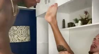 Neguinho jumento arregaçou o cu do viado