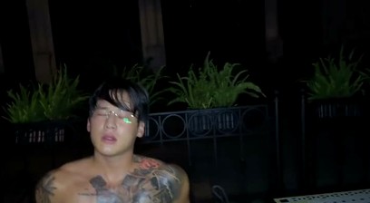 Đang outdoor thì có ngừoi tham gia cùng