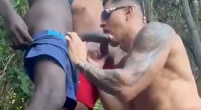 Dois novinhos roludos enrabaram o viado na trilha