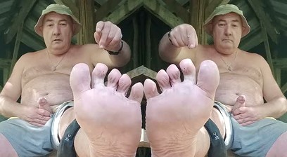 The big pig drinks his piss, shows off his curves, panards and stinking socks before jerking off by