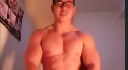 Chinese Bodybuilder Flexing and Posing And Then Jacking Off