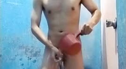 Cowok ganteng mandi coli