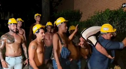 The bricklayers collected the payment in another way! GANG CASAL LUAR